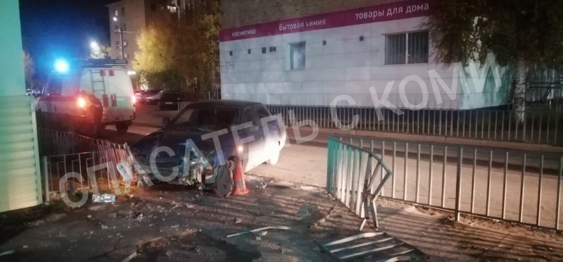 Девушка за рулем "десятки" снесла ограждение в Ухте