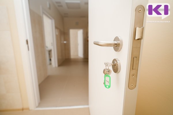 Сыктывкарские спасатели открыли дверь годовалому малышу  