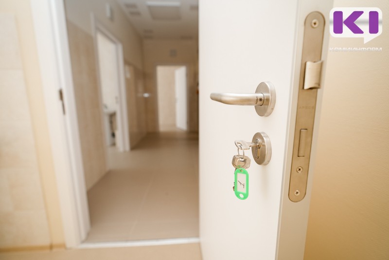 Сыктывкарские спасатели открыли дверь годовалому малышу  