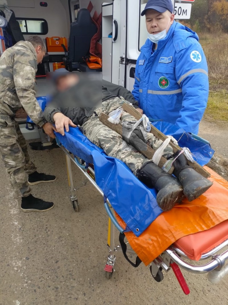 В Прилузье из леса эвакуировали рыбака с переломами 