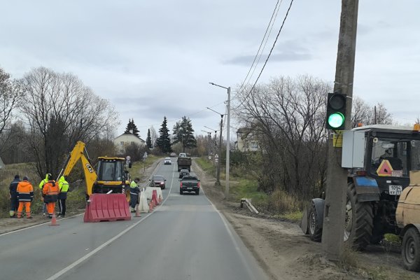 В Сыктывкаре на мосту через Дырнос заработал реверсивный светофор из-за ремонта водопропускной трубы