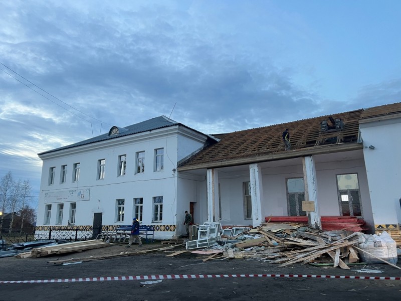 В Усть-Цильме продолжается капитальный ремонт культурного центра им.Т.Г.Шишеловой