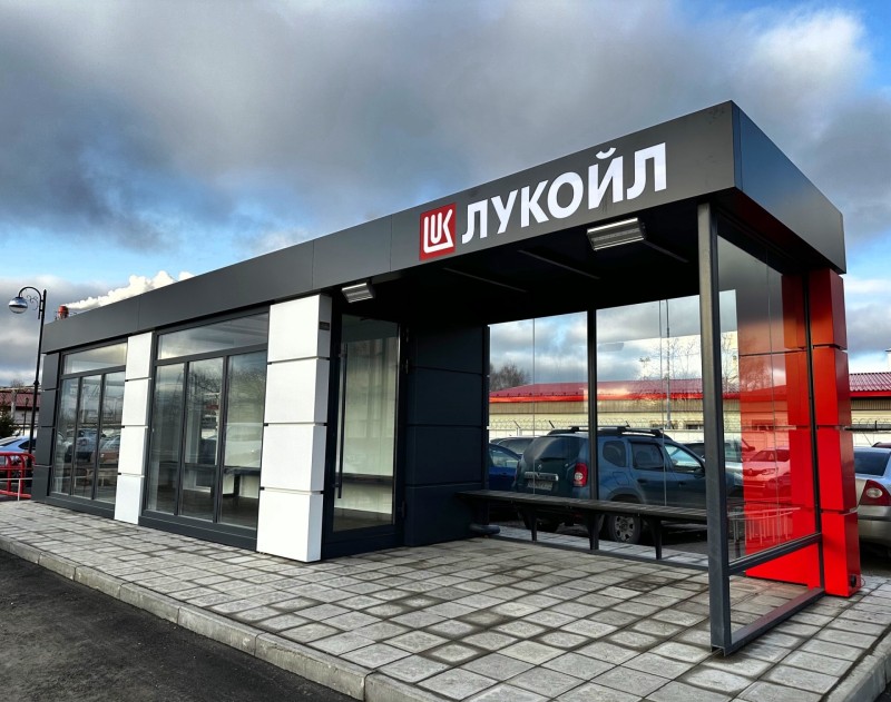 ООО "ЛУКОЙЛ-УНП" открыло современную отапливаемую остановку для сотрудников: инвестиции в комфорт и социальную инфраструктуру