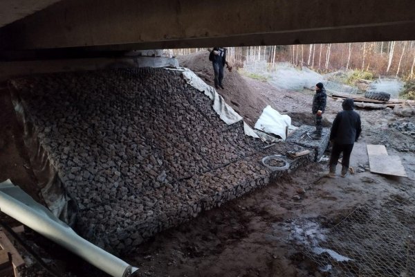 В Коми продолжаются ремонтные работы на мосту через реку Евсявис