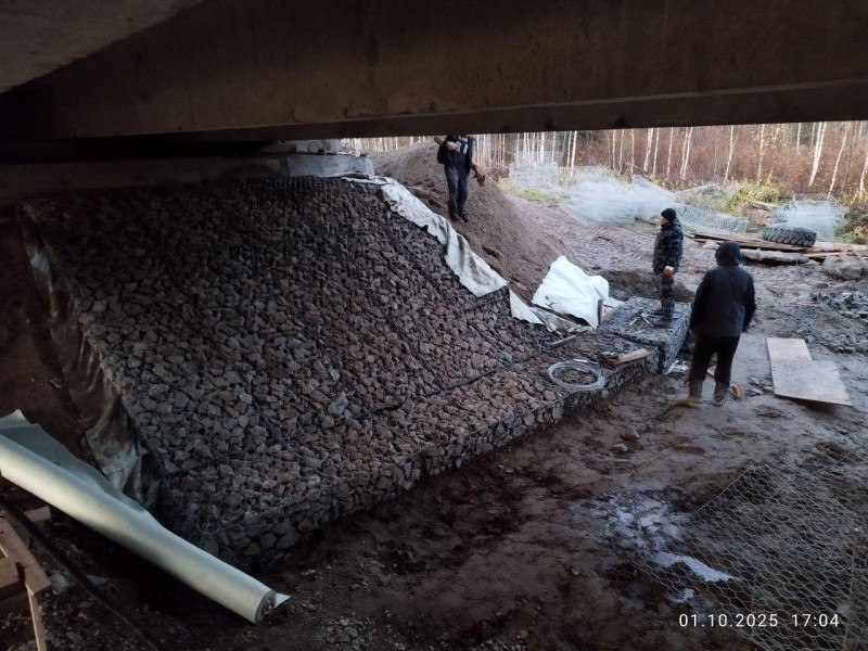 В Коми продолжаются ремонтные работы на мосту через реку Евсявис