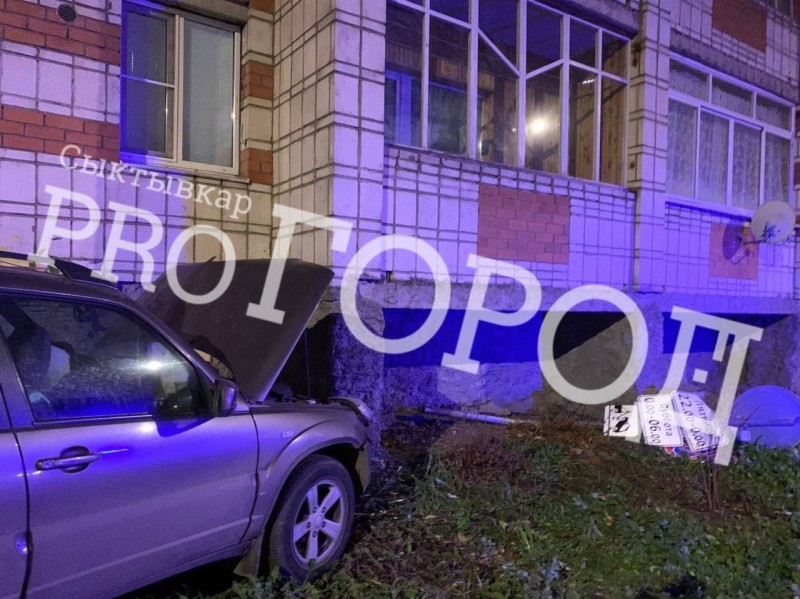 В Сыктывкаре водитель Chevrolet Niva въехал в дом и попал в больницу