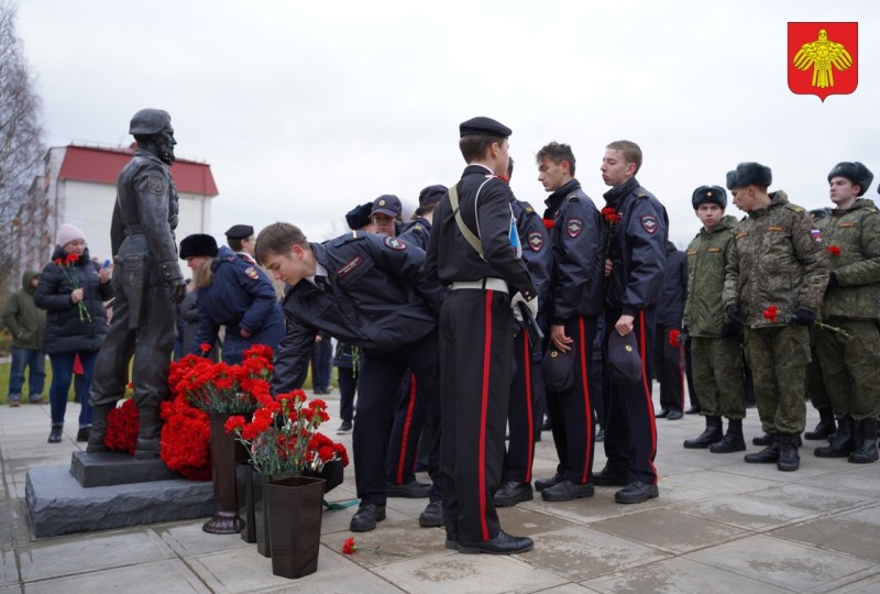 В Ухте открыт памятник Герою Донбасса и командиру батальона "Спарта" Арсену Павлову