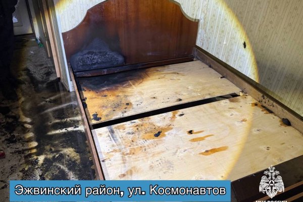 Огнеборцы спасли травмированного мужчину из горящей квартиры в Сыктывкаре