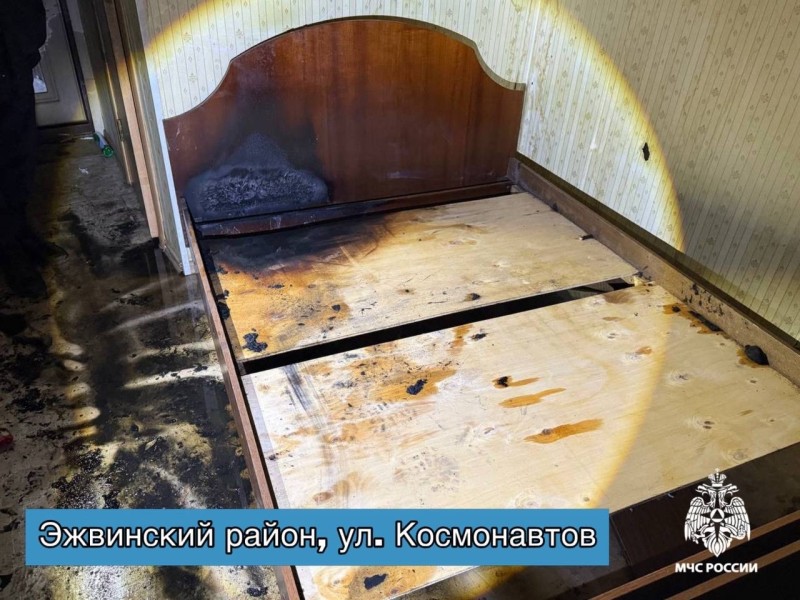 Огнеборцы спасли травмированного мужчину из горящей квартиры в Сыктывкаре