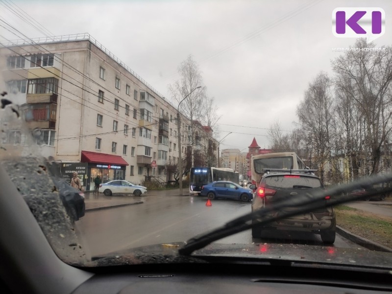 В Сыктывкаре столкнулись Volkswagen и Renault, есть пострадавший