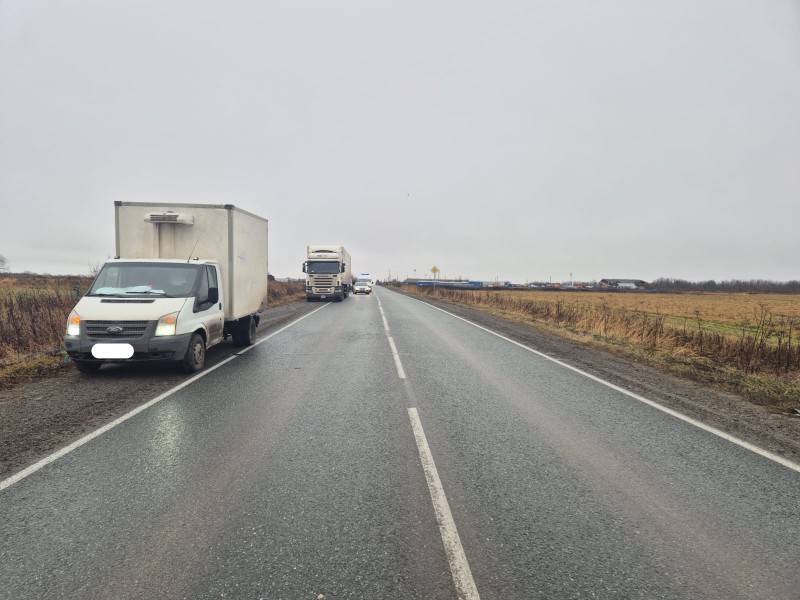 На трассе под Ухтой фургон сбил пожилого пешехода, пострадавшего госпитализировали