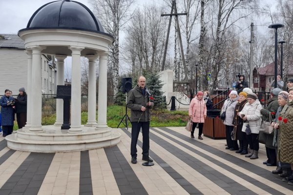 В сыктывкарском поселке Краснозатонский открыли мемориал героям нескольких поколений