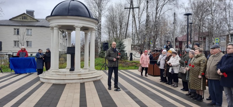 В сыктывкарском поселке Краснозатонский открыли мемориал героям нескольких поколений