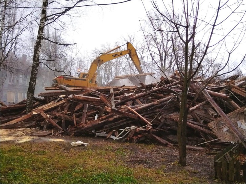 В Сыктывкаре на улице Орджоникидзе расчищают площадку после сноса аварийного дома
