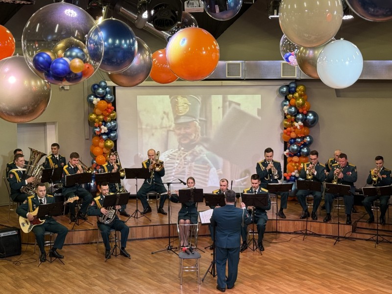 Военный оркестр Росгвардии поздравил жителей и гостей столицы Коми с Днем народного единства