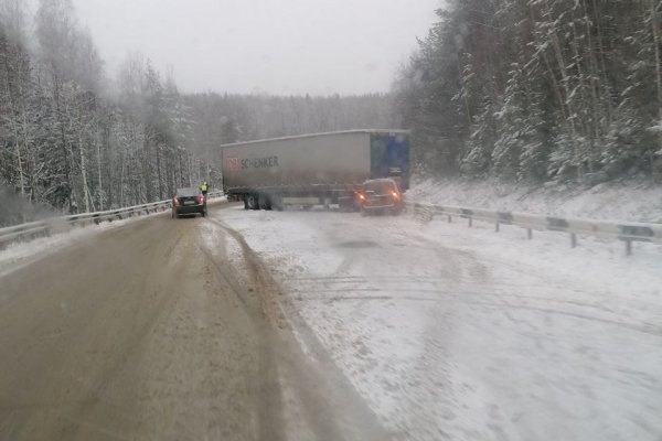 На автодороге в Коми фура столкнулась с 