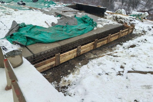 В Усинском районе продолжаются работы по капитальному ремонту моста через р. Турунъель