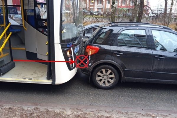 В Сыктывкаре автобус протаранил Suzuki