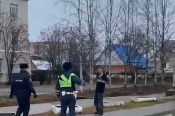 Агрессивного мужчину с ножом задержали полицейские в центре села Корткерос