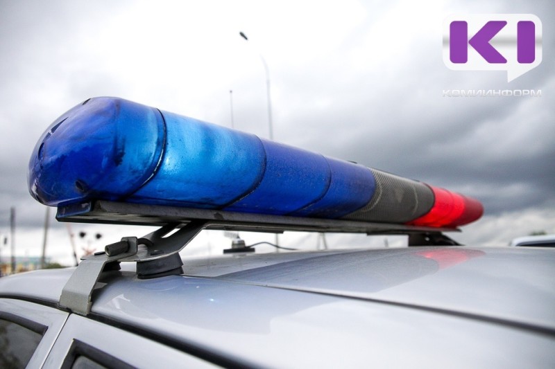 В Воркуте машина на колесах с разной резиной оказалась в кювете 