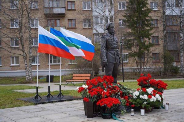 Возле памятника командиру батальона 