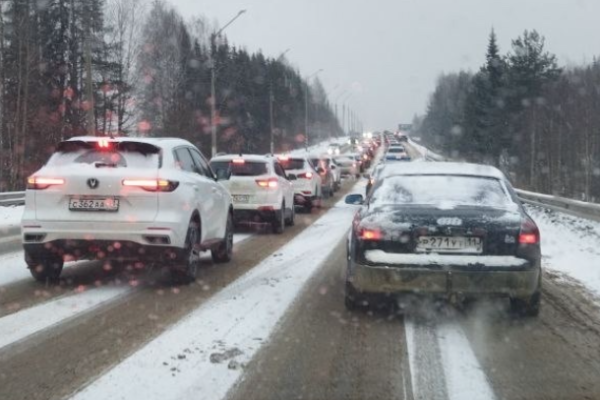 Большая пробка образовалась на трассе под Сыктывкаром