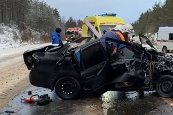 Два водителя с тяжелыми травмами госпитализированы после лобового столкновения под Сыктывкаром