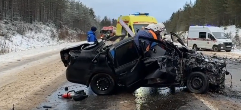 Два водителя с тяжелыми травмами госпитализированы после лобового столкновения под Сыктывкаром