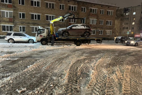 Возле сыктывкарского аэропорта эвакуировали автомобили для расчистки снега