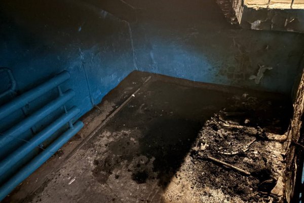 В подъезде дома в Эжве неизвестный поджег детскую коляску