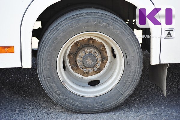 Пассажирка Volkswagen Polo выбила зуб об автобус 