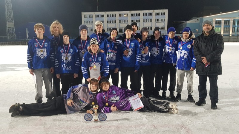 На турнире по хоккею с мячом в Кирове победила команда из Коми