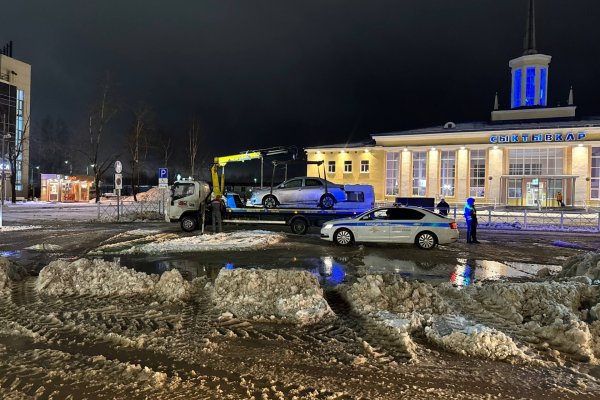 На привокзальной площади Сыктывкара эвакуировали автомобили для снегоуборочных работ