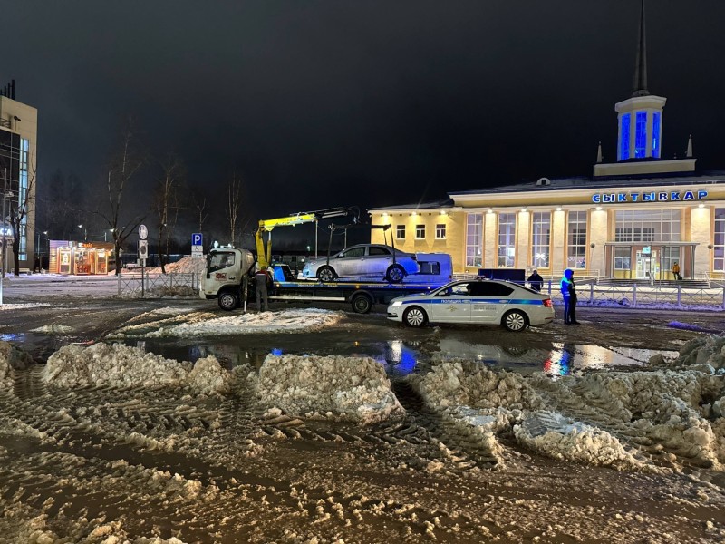 На привокзальной площади Сыктывкара эвакуировали автомобили для снегоуборочных работ