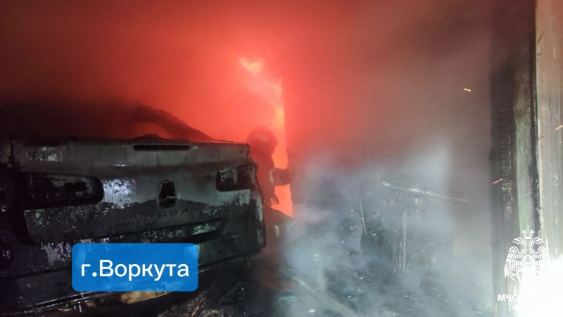 В Воркуте произошел пожар в гаражном массиве.