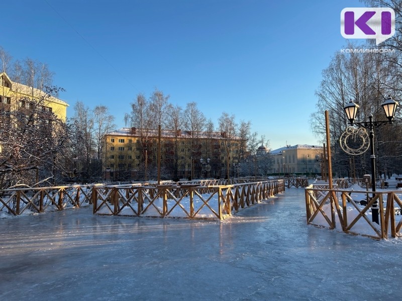 В Сыктывкаре приступили к заливке катка на аллее у Стефановской площади