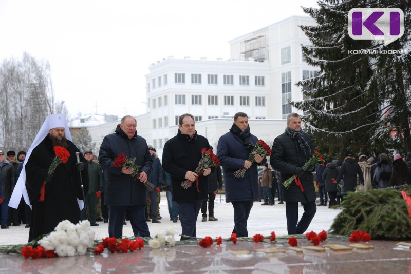 В Сыктывкаре День Героев Отечества начался с возложения цветов к Вечному огню и памятнику "Скорбящий воин"