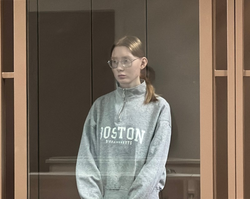 19-летней жительнице Сыктывкара продлили срок содержания под стражей по делу о поджоге полицейской машины