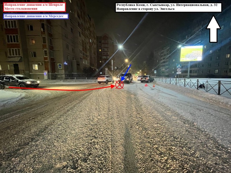 В Сыктывкаре девушка на Chevrolet не пропустила на повороте микроавтобус Mercedes-Benz