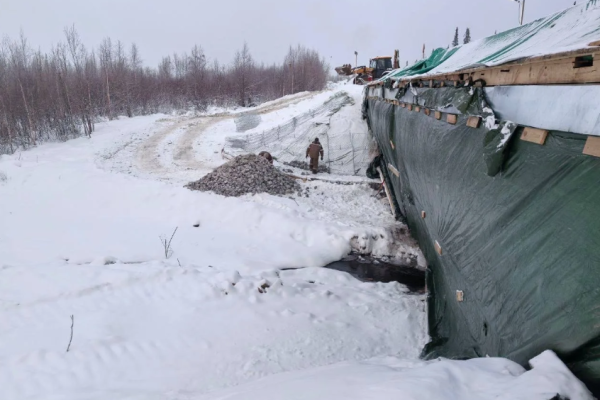 Продолжаются ремонтные работы на мосту через реку Евсявис в Усинском районе

