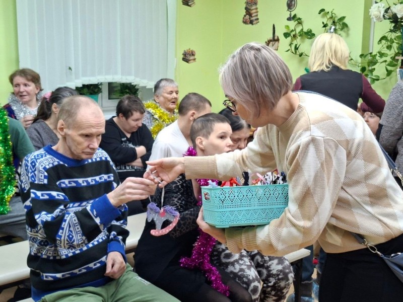 "Серебряный Новый год": в Княжпогостском районе поздравили подопечных дома-интерната для престарелых и инвалидов