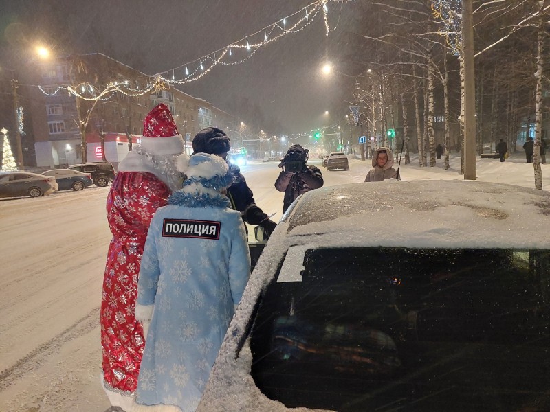 "Полицейский Дед Мороз" вышел на дороги Сыктывкара с уроками безопасности и подарками