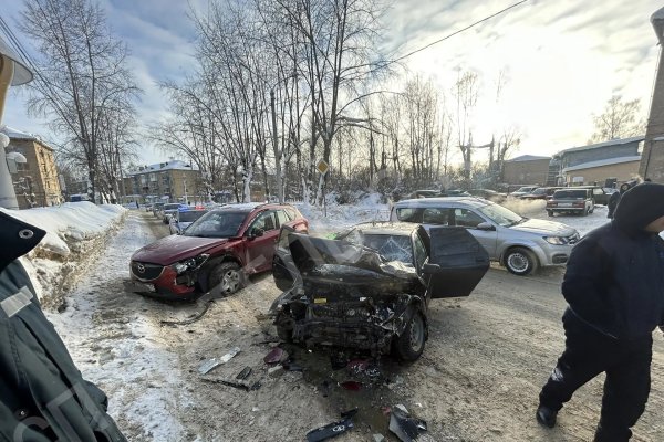 В Ухте пенсионер на Mazda протаранил ВАЗ с молодёжью