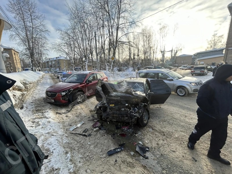 В Ухте пенсионер на Mazda протаранил ВАЗ с молодёжью