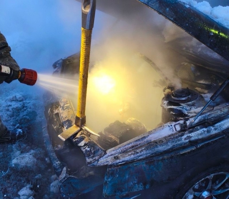 В Инте во дворе жилого дома горела отечественная легковушка