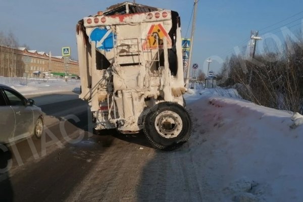 В Ухте КамАЗ потерял колесо и ударил 