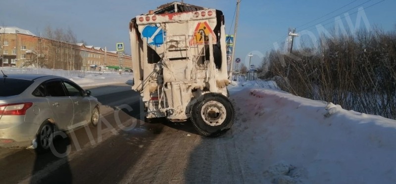 В Ухте КамАЗ потерял колесо и ударил "Ладу" 