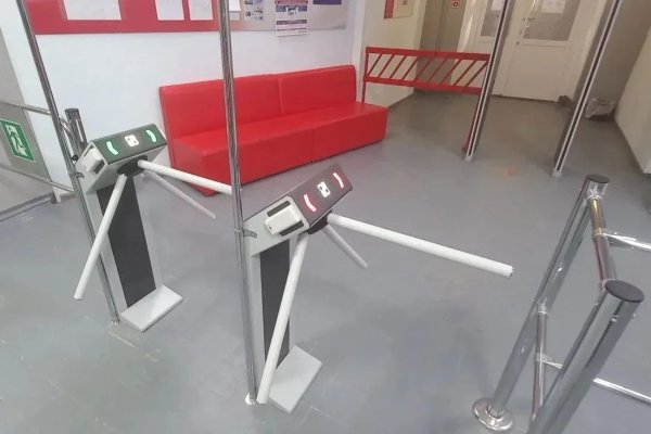 Десять школ Ухты запускают электронные карты для входа в учреждение и оплату питания 