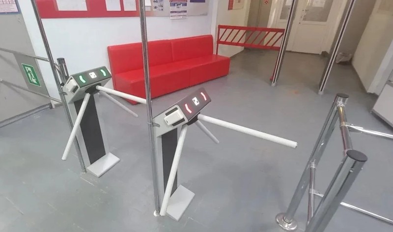 Десять школ Ухты запускают электронные карты для входа в учреждение и оплату питания 