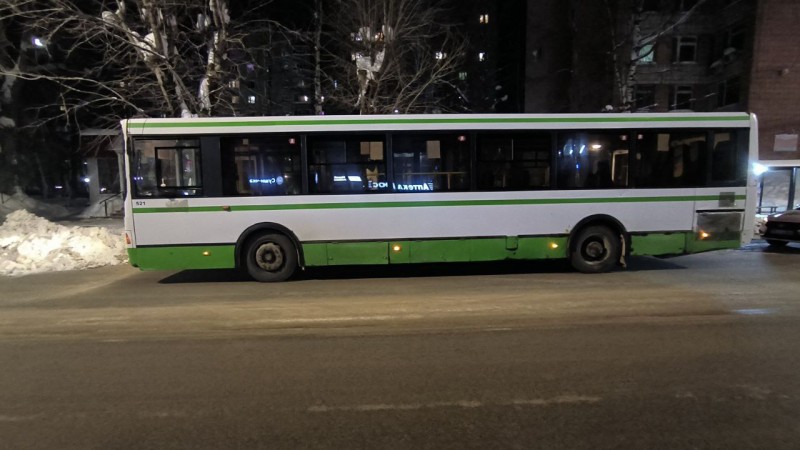 В Сыктывкаре водитель автобуса сбил пенсионера при отъезде от остановки и скрылся с места ДТП